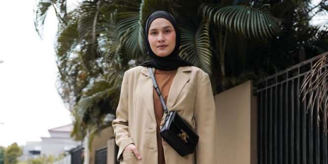 Inspirasi Gaya Busana Earth Tone ala Dwi Handayani, Kalem tapi Trendy 
