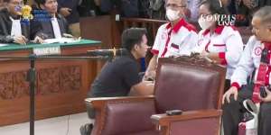 Momen Bharada E Sungkem Cium Tangan Orangtua Brigadir J sebelum Sidang Dimulai