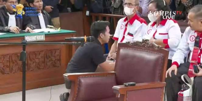 Momen Bharada E Sungkem Cium Tangan Orangtua Brigadir J sebelum Sidang Dimulai