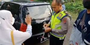 Viral Perwira Polisi Bayar Ganti Rugi Rp300 Ribu Pemotor yang Tak Menabrak Mobil