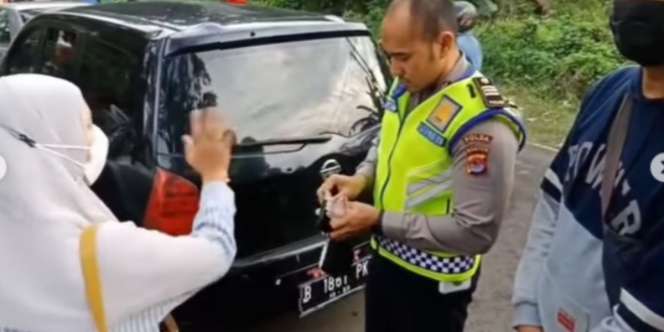 Viral Perwira Polisi Bayar Ganti Rugi Rp300 Ribu Pemotor yang Tak Menabrak Mobil