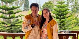Sosok Rob Clinton, Tunangan Chelsea Islan yang Disebut Pindah Keyakinan