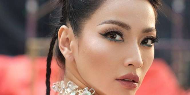 Green Liner Jadi Statement, Makeup Keren Hesti Purwadinata