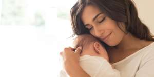 7 Arti Mimpi Menggendong Bayi Laki-laki, Berhubungan dengan Rezeki hingga Urusan Rumah Tangga
