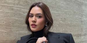 Pilih Outfit Bertema All Black, Raisa Terlihat Elegan