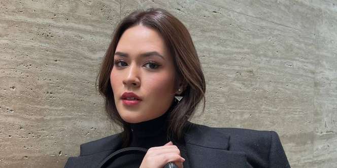 Pilih Outfit Bertema All Black, Raisa Terlihat Elegan