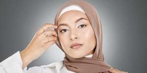 Tutorial Hijab Segiempat Bergaya Drapery yang Elegan