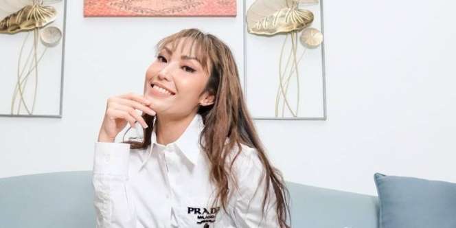 Aura Mewah Ayu Dewi dengan Sepatu Sol Merah Bertabur Kristal