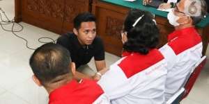 Momen Bharada E Bersimpuh Minta Ampun, Sikap Ayah Brigadir J Ramai Disorot