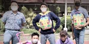 Tren Kocak dan Seru, Pelajar SMA ke Sekolah Pakai Tas Murid SD