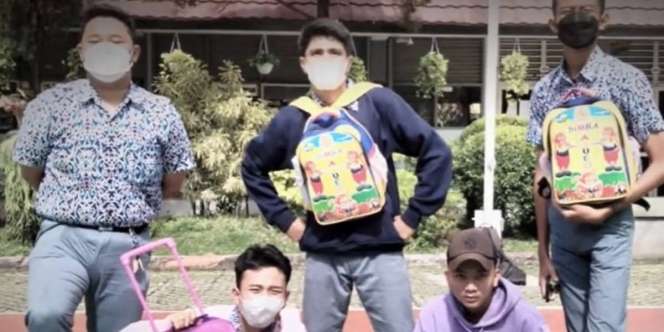 Tren Kocak dan Seru, Pelajar SMA ke Sekolah Pakai Tas Murid SD