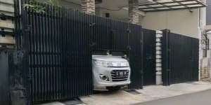 Cara Unik Siasati Pagar Garasi Biar Muat Mobil
