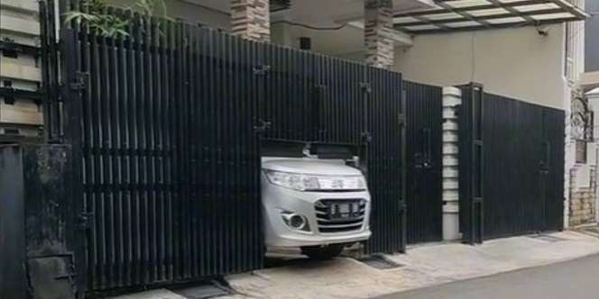 Cara Unik Siasati Pagar Garasi Biar Muat Mobil