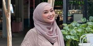 Cara Styling Pashmina Satin untuk Kondangan, Dijamin Antigeser