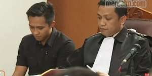 Wajah Takut Bharada E di Depan Orangtua Brigadir J, Tahan Tangis hingga Tertunduk Lesu