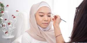 Dapatkan Alis Cetar dengan Menggunakan Lem Kertas