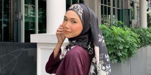 Cara Memanfaatkan Karet untuk Styling Kerudung Segiempat