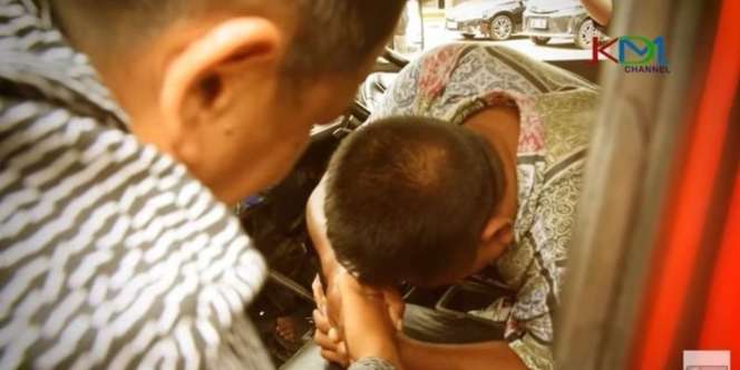 Tangis Sopir Angkot Diberi Salam Tempel Dedi Mulyadi Usai Antar ke Pengadilan Agama: 'Buat Istri Bapak di Rumah'