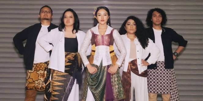 4 Kostum Etnik Memukau Yura Yunita Taklukan Panggung
