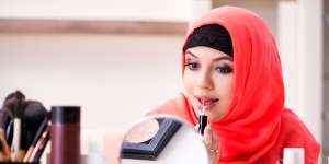 Tampil Bold dengan Tren Gaya Bibir Hollywood 'Reverse Ombre'