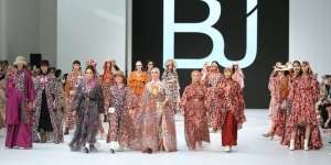 FOTO: Benang Jarum Tampilkan Warna Cerah dalam Koleksi 'Flair of Elegance'