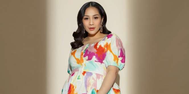 Nagita Slavina Tampil 'Ngejreng' Pakai Dress Oranye Rp2,5 Juta, Intip Detailnya