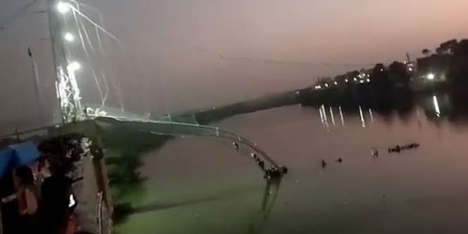 Jembatan Berusia 142 Tahun Runtuh, 120 Orang Warga India Tewas