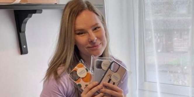 Nekat Berhenti dari Pekerjaan Kantoran, Wanita Ini Pilih Jualan Casing HP, Penghasilannya Rp1,6 Miliar
