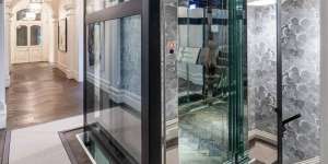 Megahnya Desain Rumah yang Dilengkapi dengan Lift Kaca