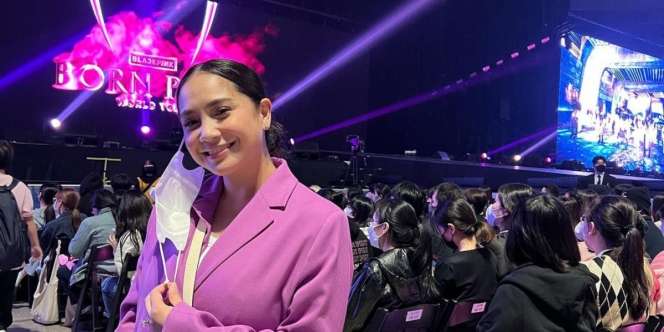 Plesir di Disney Land, Intip Gaya Casual Nagita Slavina dengan Sepatu Rp5 Juta