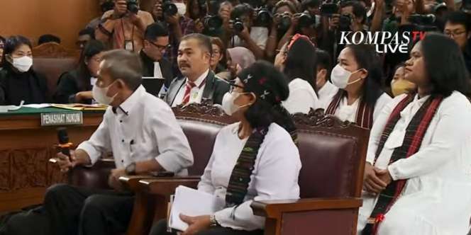 Pertama Kali Bertemu Tatap Muka, Orangtua Brigadir J Pakai Baju Putih, Ferdy Sambo dan Putri Candrawathi Berbusana Hitam