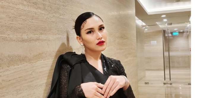 Prinsip Apa Adanya Ayu Ting Ting Soal Barang Branded : Lebih Baik Tak Beli Kalau Harus Utang