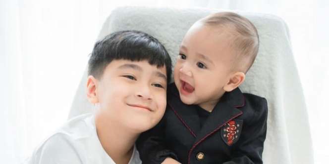 Aduh Gemas! Lihat Rayyanza Putra Raffi dan Nagita Main Air Pakai Selang