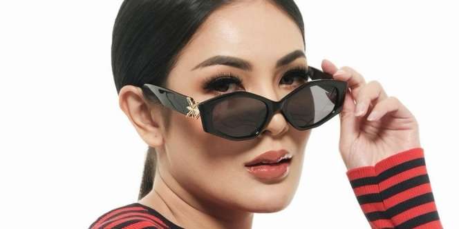 Blazer Bling Bling, Pilihan Nindy Ayunda Biar Tampak Mentereng