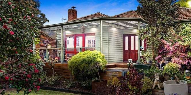 Rumah Bernuansa Retro, Ada Ruang Makan ala Resto
