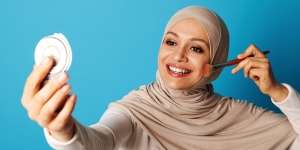Tidak Punya Palet Makeup, Gunakan Ini untuk Membuat Foundation Tahan Lama