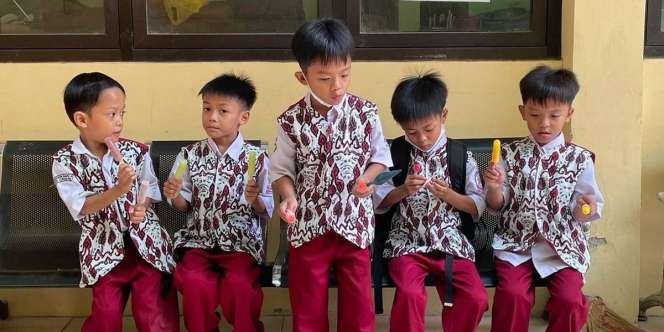 Lucunya Bocah Kembar 5 di Cirebon Antre Uang Jajan