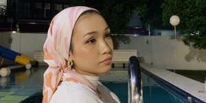 Cara Simpel Sulap Kerudung Segiempat jadi Turban Sederhana