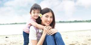 Tampil Stylish Sambil Dorong Stroller, Intip Detail Tas Mewah Sarwendah