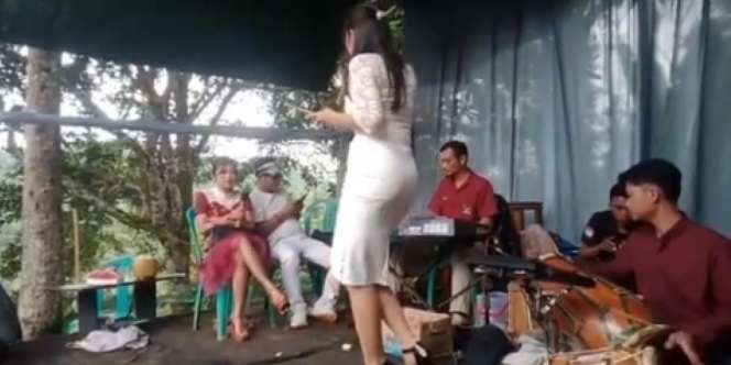 Awalnya Terdengar Merdu, Suara Biduan Ini Tiba-tiba Meleyot Karena Nggak Sampai, Auto Diketawain Warga