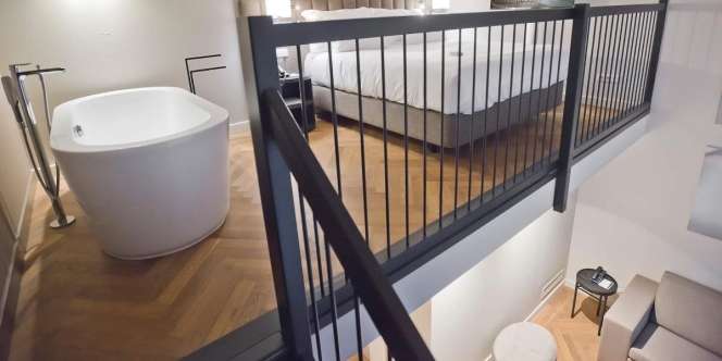 Cerita Pasangan Nginap di Homestay dengan Bathtub Transparan di Atas Mezzanine, Tamu Langsung Bisa Ngintip dari Bawah