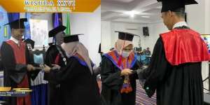 Viral Ketua Jurusan Mewisuda Mahasiswi yang Ternyata Istrinya: `Kulamar Kau dengan Bismillah, Kuwisuda Kau dengan Alhamdulillah'
