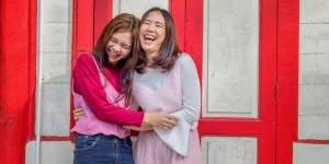 34 Tahun Bersahabat Wajahnya Seperti Kembar, Dua Wanita Ini Kaget setelah Lihat Hasil Tes DNA