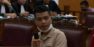 Cengengesan saat Sidang, ART Ferdy Sambo Pucat Setelah Diancam Jaksa Jadi Tersangka: Lancang Sekali