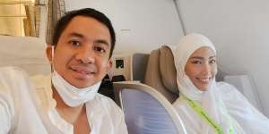 Ayu Dewi dan Regi Datau Tunaikan Umroh Bersama: `Tempat Paling Kurindu`