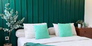 Aksen Wall Panel Bikin Kamar Tidur, Serasa di Hotel Berbintang