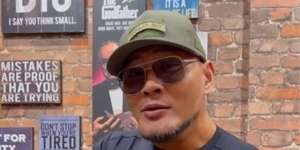 Pose Gagah di Depan Pesawat Militer, Penampilan Deddy Corbuzier Bikin Salfok