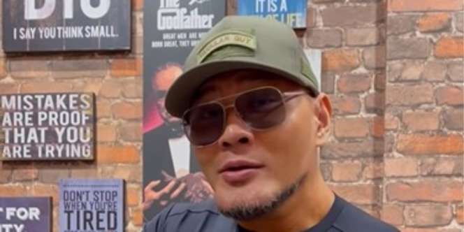 Pose Gagah di Depan Pesawat Militer, Penampilan Deddy Corbuzier Bikin Salfok