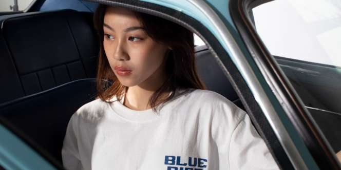 Desain Kaos dan Tote Bag yang Mengingatkan Pada Taxi ‘Jadul’ Indonesia