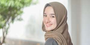 Aplikasikan Foundation dengan 2 Alat Makeup untuk Mendapatkan Hasil Riasan Flawless